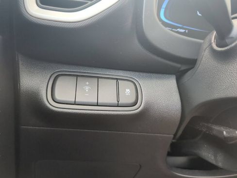 Used 2025 Hyundai Venue Limited FWD image 32