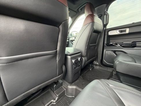 Used 2024 Ford Explorer Platinum w/ Technology Package AWD/4WD image 25