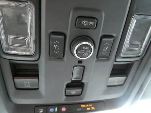 Certified 2025 Chevrolet Suburban High Country AWD/4WD image 32