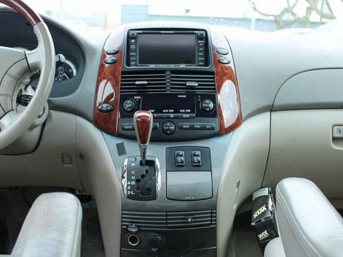 Used 2005 Toyota Sienna XLE image 17