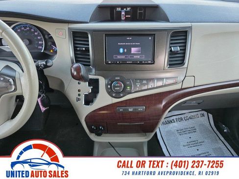 Used 2012 Toyota Sienna XLE image 18