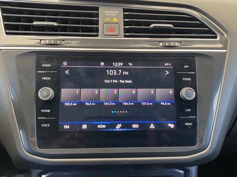 Used 2023 Volkswagen Tiguan SE w/ Panoramic Sunroof Package FWD image 3