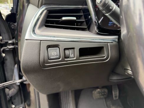 Used 2017 Cadillac XT5 Luxury w/ Driver Awareness Package image 21