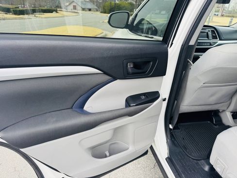 Used 2016 Toyota Highlander LE image 11