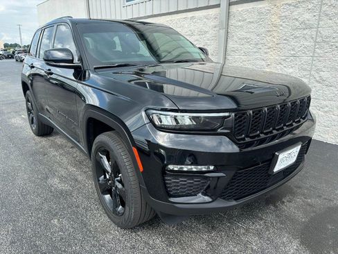 Used 2023 Jeep Grand Cherokee Limited w/ Black Appearance Package AWD/4WD image 2