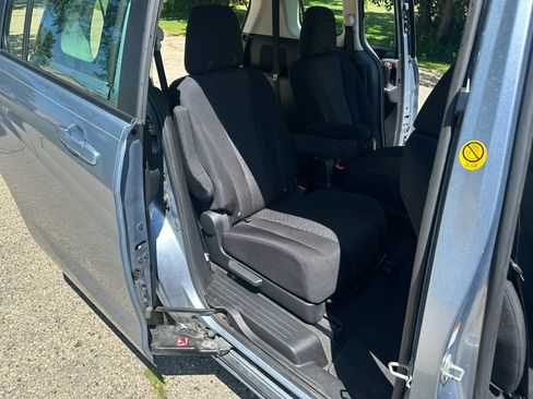 Used 2012 MAZDA MAZDA5 Sport FWD image 12