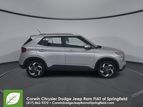 Used 2025 Hyundai Venue SEL FWD image 17
