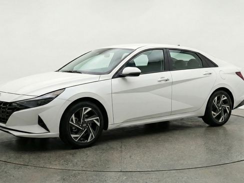 Used 2025 Hyundai Elantra SEL FWD image 3