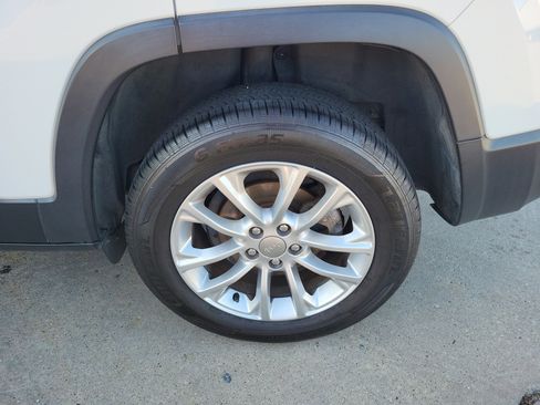 Used 2019 Jeep Cherokee Latitude Plus image 26