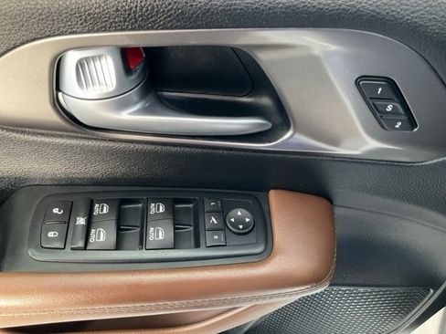 Used 2017 Chrysler Pacifica Limited image 6