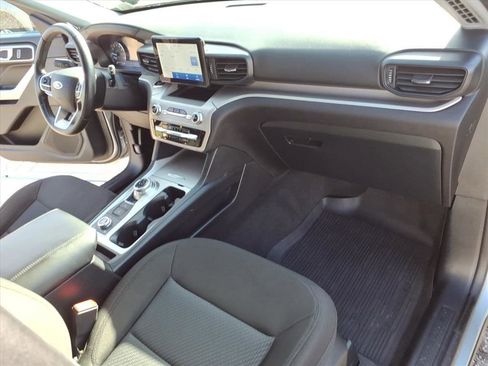 Used 2023 Ford Explorer XLT AWD/4WD image 16