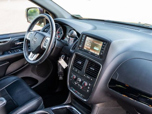 Used 2018 Dodge Grand Caravan SXT w/ Blacktop Package FWD image 12