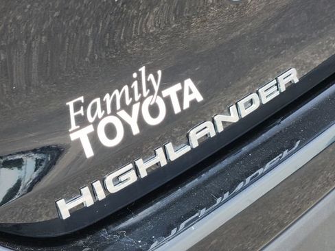 Used 2023 Toyota Highlander LE AWD/4WD image 9