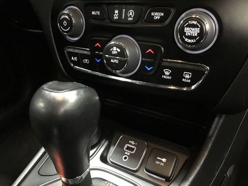 Used 2022 Jeep Cherokee Trailhawk image 27