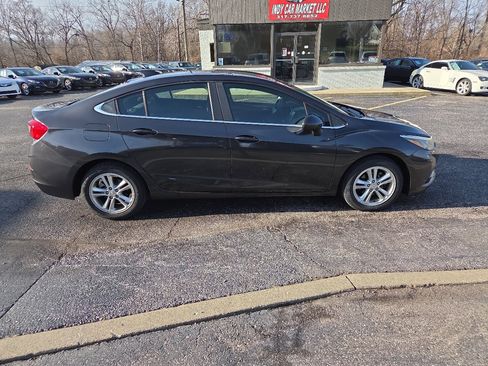 Used 2017 Chevrolet Cruze LT image 4