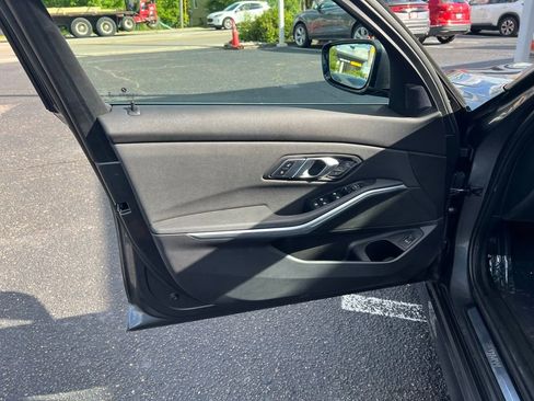 Used 2020 BMW 330i Sedan w/ Driving Assistance Package RWD image 17