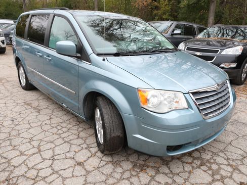 Used 2010 Chrysler Town & Country Touring image 4