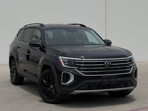 Used 2024 Volkswagen Atlas SE FWD image 2