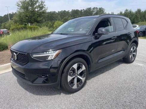 Used 2025 Volvo XC40 B5 Plus AWD/4WD image 1