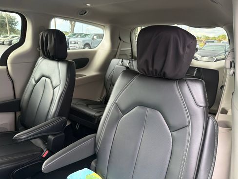 Used 2023 Chrysler Pacifica Touring-L FWD image 11