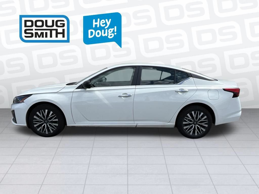 Used 2025 Nissan Altima 2.5 SV AWD/4WD image 3