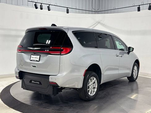 Used 2026 Chrysler Pacifica Select FWD image 7