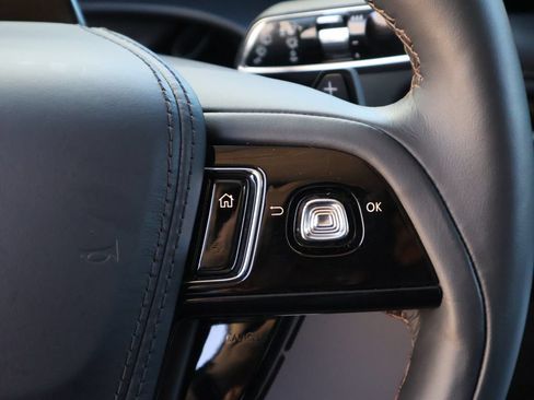 Used 2025 Lincoln Aviator AWD image 32