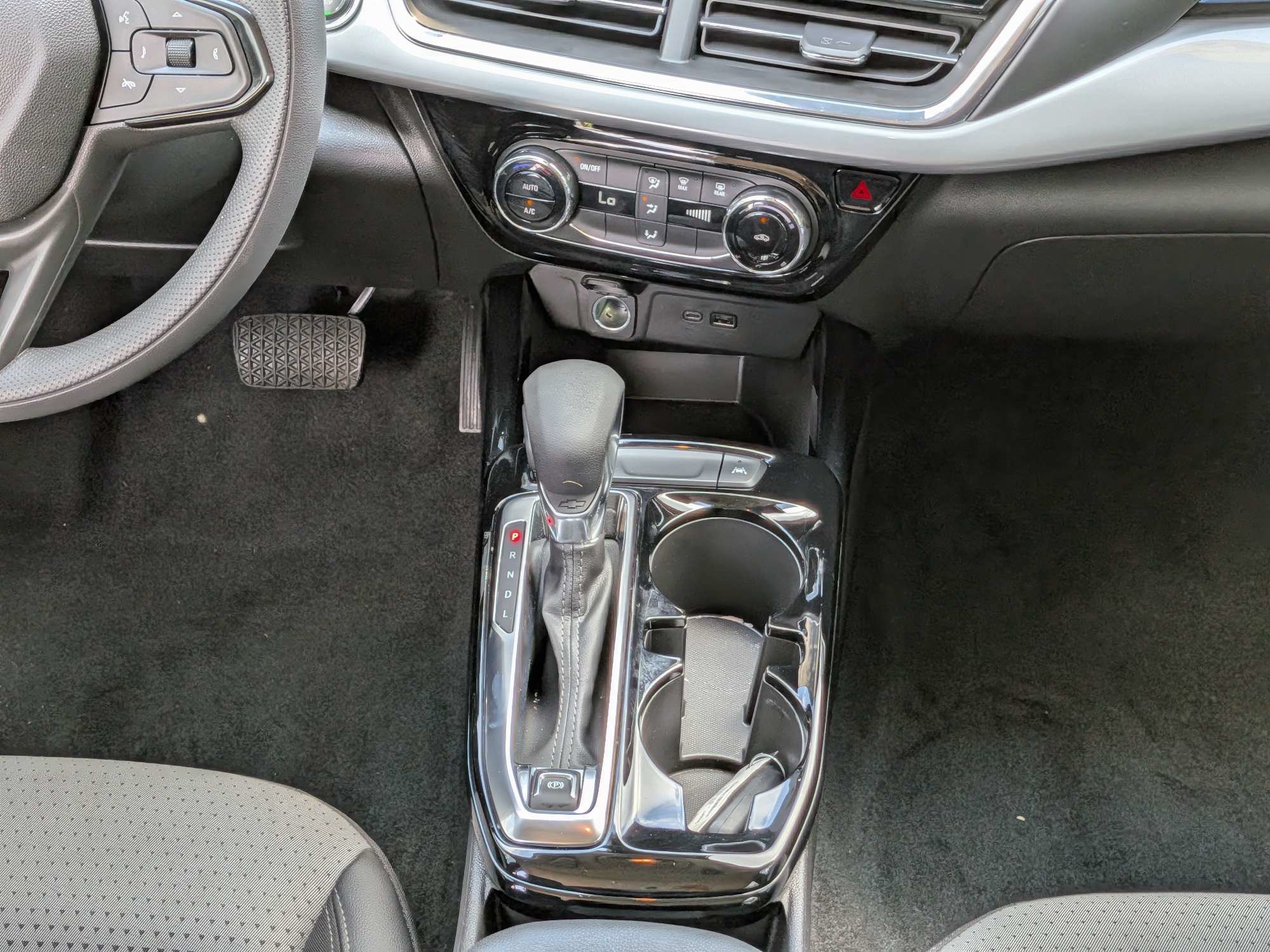 Used 2025 Chevrolet Trax LT FWD image 19