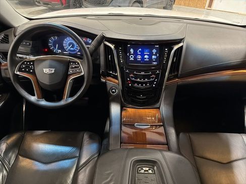 Used 2017 Cadillac Escalade ESV Luxury image 30