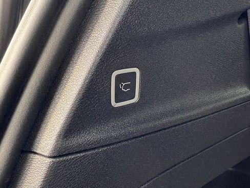 Used 2023 Chrysler Pacifica Limited w/ S Appearance Package AWD/4WD image 17