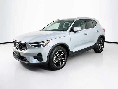 Used 2025 Volvo XC40 B5 Core image 3