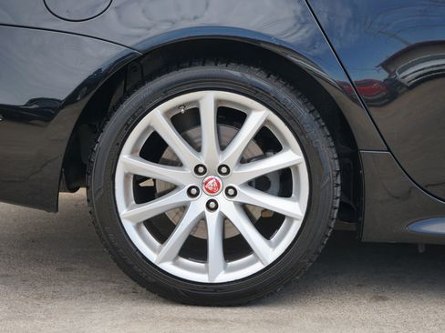 Used 2018 Jaguar XJ R-Sport image 3