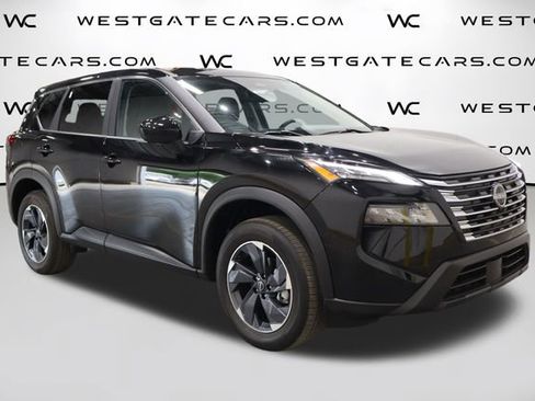 Used 2024 Nissan Rogue SV image 2