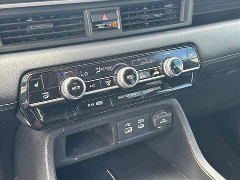 Used 2023 Honda Pilot Touring image 14