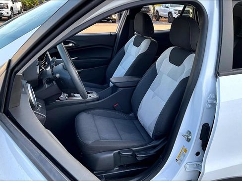 Used 2024 Chevrolet Trax LS w/ LS Convenience Package FWD image 25