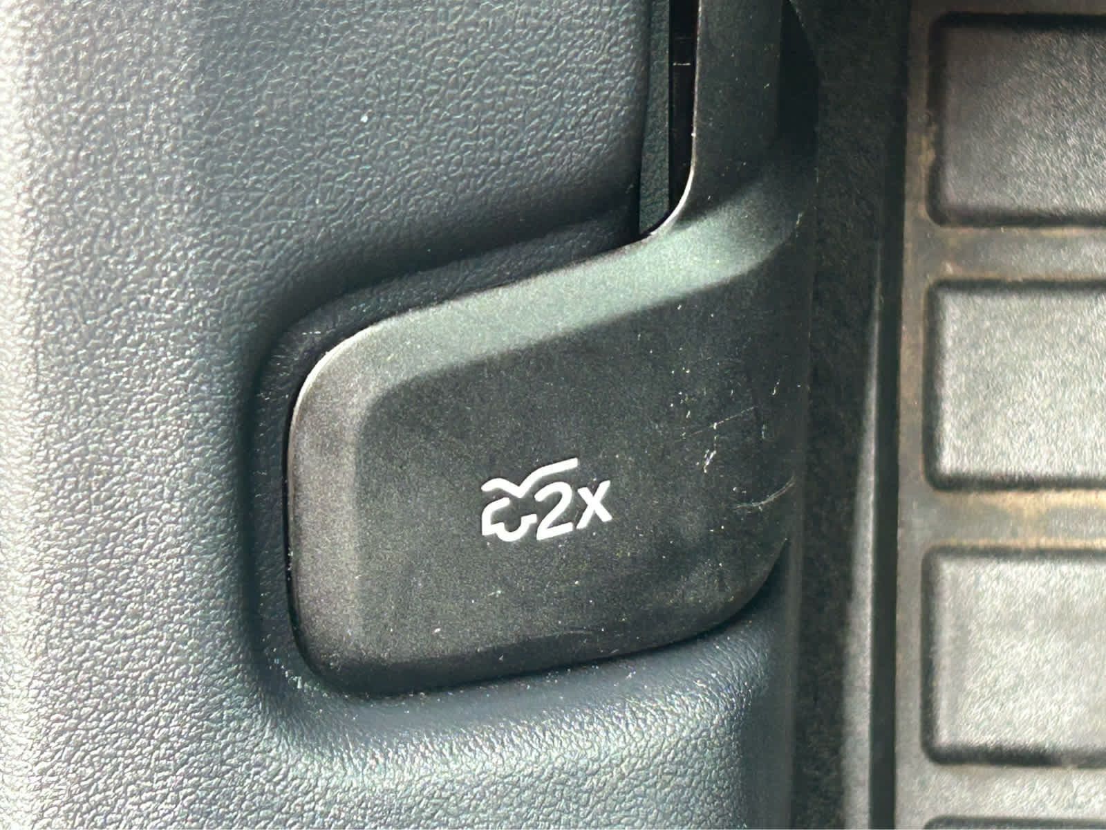 Used 2025 Ford Escape Platinum AWD/4WD image 18