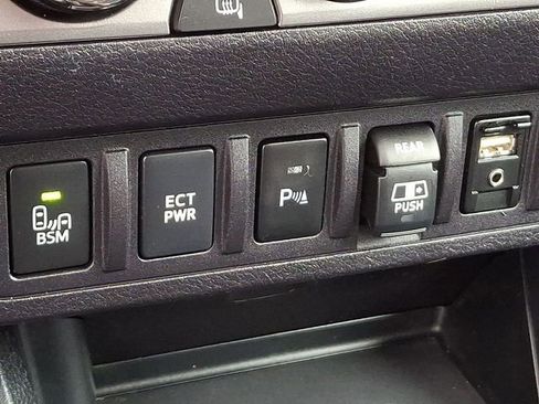 Used 2018 Toyota Tacoma Limited image 27