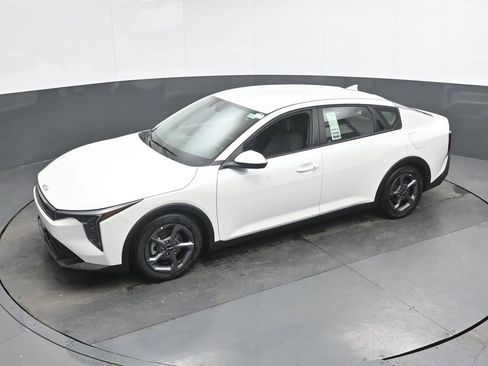 Used 2025 Kia K4 LXS image 31