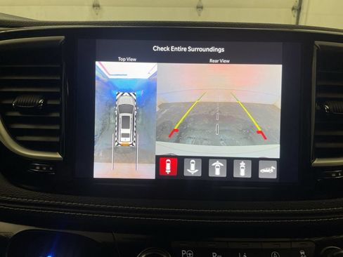 Used 2025 Chrysler Pacifica Select w/ Uconnect Theater Family Group AWD/4WD image 9