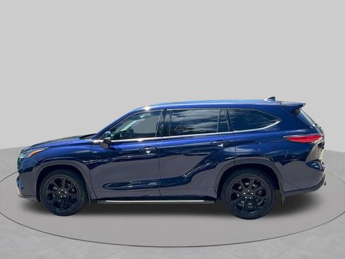 Used 2022 Toyota Highlander LE FWD image 2