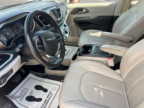 Used 2018 Chrysler Pacifica Touring-L Plus w/ Tire & Wheel Group FWD image 11