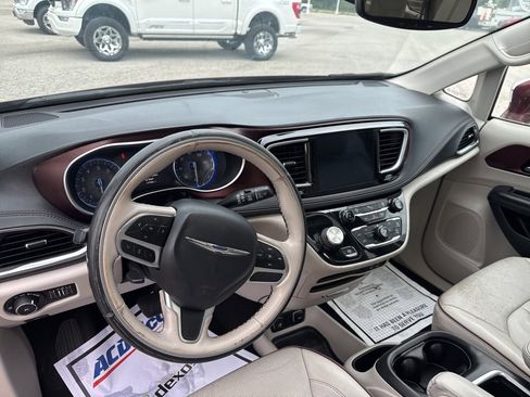 Used 2020 Chrysler Pacifica Limited image 16