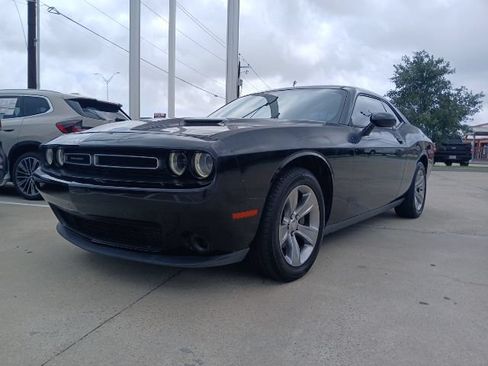 Used 2016 Dodge Challenger SXT RWD image 3