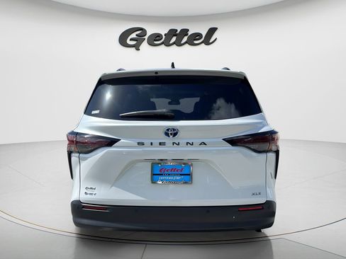 Used 2025 Toyota Sienna XLE FWD image 6