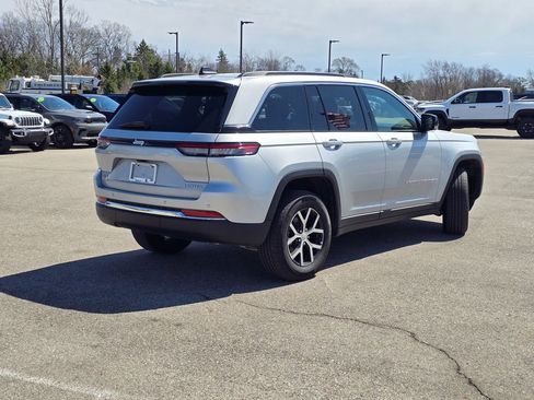 Used 2025 Jeep Grand Cherokee Limited AWD/4WD image 2