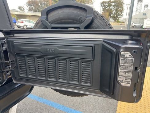 Used 2018 Jeep Wrangler Unlimited Sahara image 22