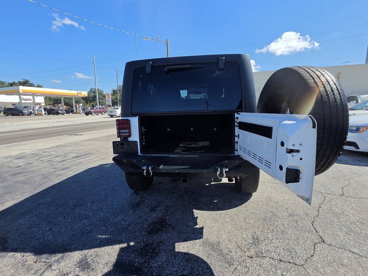 Used 2016 Jeep Wrangler Unlimited Sahara w/ Connectivity Group AWD/4WD image 8