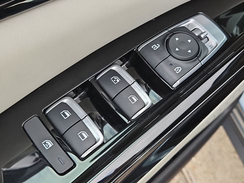 Used 2024 Kia Carnival EX image 24