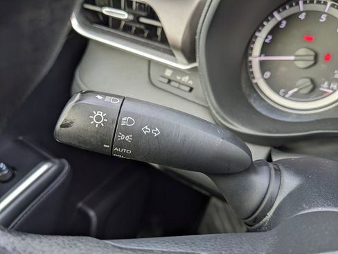 Used 2023 Toyota Highlander L image 46