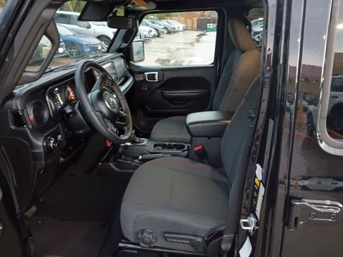 Used 2025 Jeep Wrangler Unlimited Rubicon w/ Convenience Group image 3